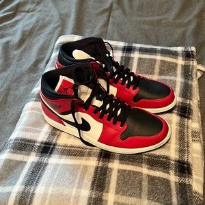 Jordan 1 mid Chicago